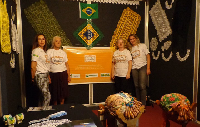 Marilda todescat, rendeiras maria dos passos da luz e nerivalda e joana stelzer display